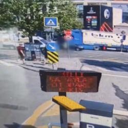Dolmabahçe'de trafik polisine minibüs çarptı! Korkunç kaza kamerada