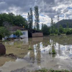 Tokat'ta taşkın paniği! Sular evleri yuttu, 70 hane apar topar tahliye edildi