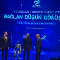 Yükselen Türkiye Zirveleri'nde Bakan Uraloğlu'na robot sürprizi!