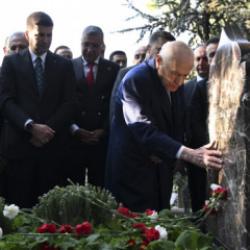 Bahçeli, Türkeş'in kabrini ziyaret etti