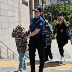 Kaldırımda oturan kadının boynundaki 17 çeyreği çaldılar! Güpegündüz hırsızlık kamerada 