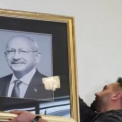Kemal Kılıçdaroğlu’nun resmi yeniden CHP’de: Özgür Özel hamlesi dikkat çekti!