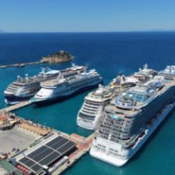 Kuşadası’na 4 kruvaziyer ile 9 bin turist geldi