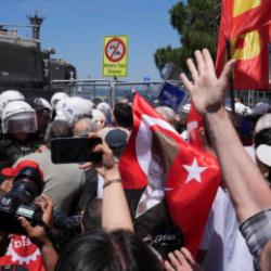 Özgür Özel, valiliği dinlemedi: İzmir'de miting öncesi arbede yaşandı