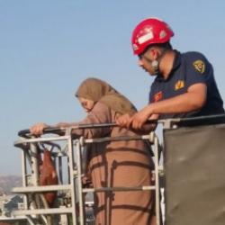 Asansörde mahsur kalan Altun nene kurtarılınca dua etti