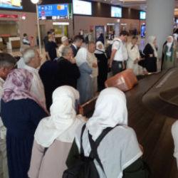 Hacılar yurda dönüyor: Havalimanında duygusal anlar
