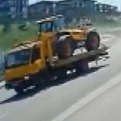Küçükçekmece'de taşıdığı iş makinesinin altında kaldı: Şoförün öldüğü kaza kamerada