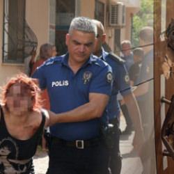 Apartman sakinleri ihbar etti! Kapıyı kırıp, kelepçeleyerek çıkardılar 
