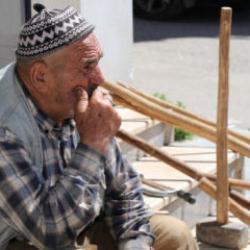 Düşünceli hali dikkat çekti! Tarım aletlerini satışa çıkardı 