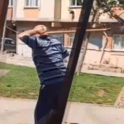 Yardım etmek istedi saldırıya uğradı! 'Besle kargayı oysun gözünü' sözü gerçek oldu