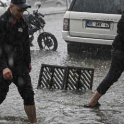 Yaz ortasında kış! İş yerlerini su bastı, yollar kapandı
