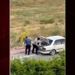 Konya'da iki kişi yol kenarındaki kaldırım taşlarını söküp araçlarına yükledi