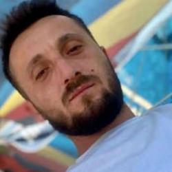Kağıthane'de demir korkuluklara kabloyla asılı erkek cesedi bulundu.