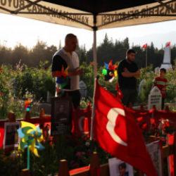 Okul saldırısında vefat etmişlerdi! Babalar Günü'nde evlatlarının kabrinde dua ettiler 