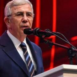 CHP bayrağı önünde konuşma yapan siyasetçi