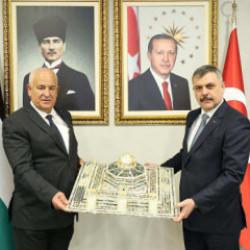 İçişleri Bakanlığı'nda görüştüler: Ziyad Hab El Rih'ten Bakan Çiftçi'ye manidar hediye