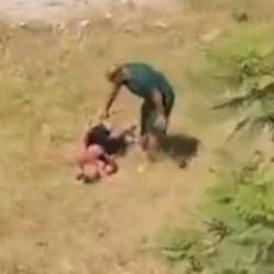 Sulama kanalına giren oğlunu kemerle dövdü! Olay anı kameraya yansıdı 