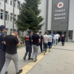 Siber suçlarla mücadele operasyonunda yakalanan şüphelilerin emniyete getirilmesi