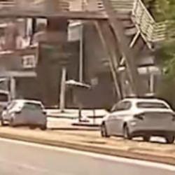 Diyarbakır'da yürekleri ağza getiren kaza! Üst geçitten düştü