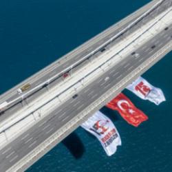 Boğaz'daki köprülere 15 Temmuz dolayısıyla Türk bayrağı asıldı