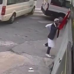 Türk bayrağını söküp yere atmıştı! Yakalandı, bahanesi pes dedirtti!