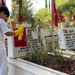  10 yaşındaki Abdullah milyonlara örnek oldu! Şehit kabirlerini ve çeşmeleri temizliyor