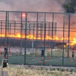 Yangın devam ederken futbol oynadılar! Bilinçsizlik kamerada
