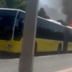 İstanbul'da korku dolu anlar! Seyir halindeki İETT otobüsü bir anda alev aldı!