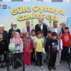 Başkan Altay her sabah camileri dolduran çocuklarla buluştu