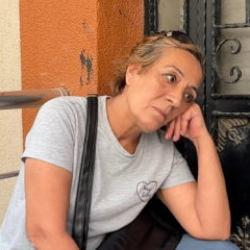 Dertli dertli 14 saat oturan kadın: Karşı çıkan yönetim