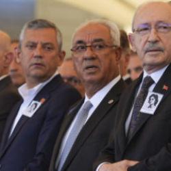 Kılıçdaroğlu ile Özgür Özel'in katıldığı cenazede şok detay! Çelenkler törene damga vurdu