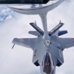 Danimarka'nın F-35 uçağına havada yakıt ikmali