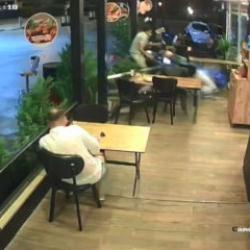 Motosiklet lokantanın içine daldı: Yemek yiyen müşteriyi biçti! O anlar kamerada