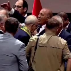Kılıçdaroğlu rozet takarken sahneye çıkıp önüne gelene fırça attı: Lan, tövbe Ya Rabbi...