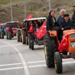 Sözünü tutmadığı traktörle şova devam: Özgür Özel'den pes dedirten yüzsüzlük