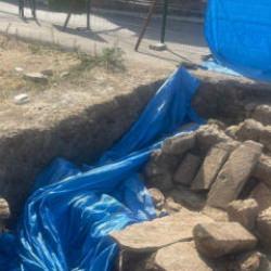 Bursa'da tarihi mezarın üstü kapatılarak otopark görünümü verildi iddiası 
