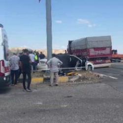 Çankırı'da feci kaza... Kamyon ile otomobil çarpıştı: 3 ölü, 2 yaralı