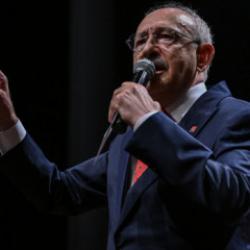 Seçim gerilimi! Önde olan aday çekildi! Ortalık karıştı! Vekiller salonu terk etti