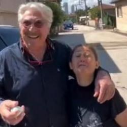 Yolunu şaşıran oyuncu Erdal Özyağcılar’a ilginç hediye 