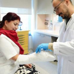 Parmakları açılmayan hasta Türkiye'de şifa buldu 