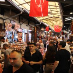 Kavurucu sıcaklar durduramadı! Gaziantep’in Bakırcılar Çarşısı doldu taştı
