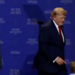 Trump sahnede çocuk peşinde koştu, mikrofonu alıp Biden’a yüklendi!