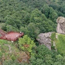 El ile koyulmuş gibi: Giresun'daki Gelin Kayası ziyaretçileri şaşırtıyor