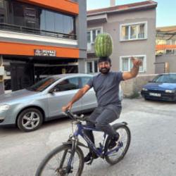 Kafasında 40 kiloluk karpuzla şov yaptı! O anlar kamerada 