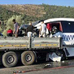 Muğla'da tur otobüsü, TIR'a çarptı: Çok sayıda ölü ve yaralı var