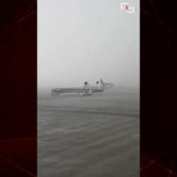 İtalya'da fırtına dehşeti: Park halindeki dev uçakları metrelerce böyle sürükledi!
