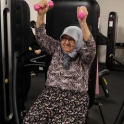 82 yaşındaki kadın, sporla bastonunu attı