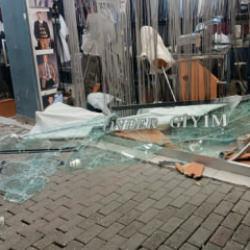 Direksiyon hakimiyetini kaybeden sürücü dükkana girdikten sonra firar etti