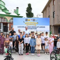 Başkan Altay, çocuklara bisiklet hediye etti