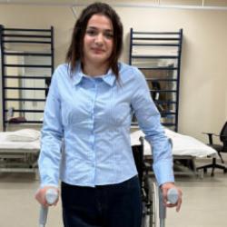 Kars'ta doktorların 'yürüyemez' dediği 18 yaşındaki Ceylan, ayaklandı 